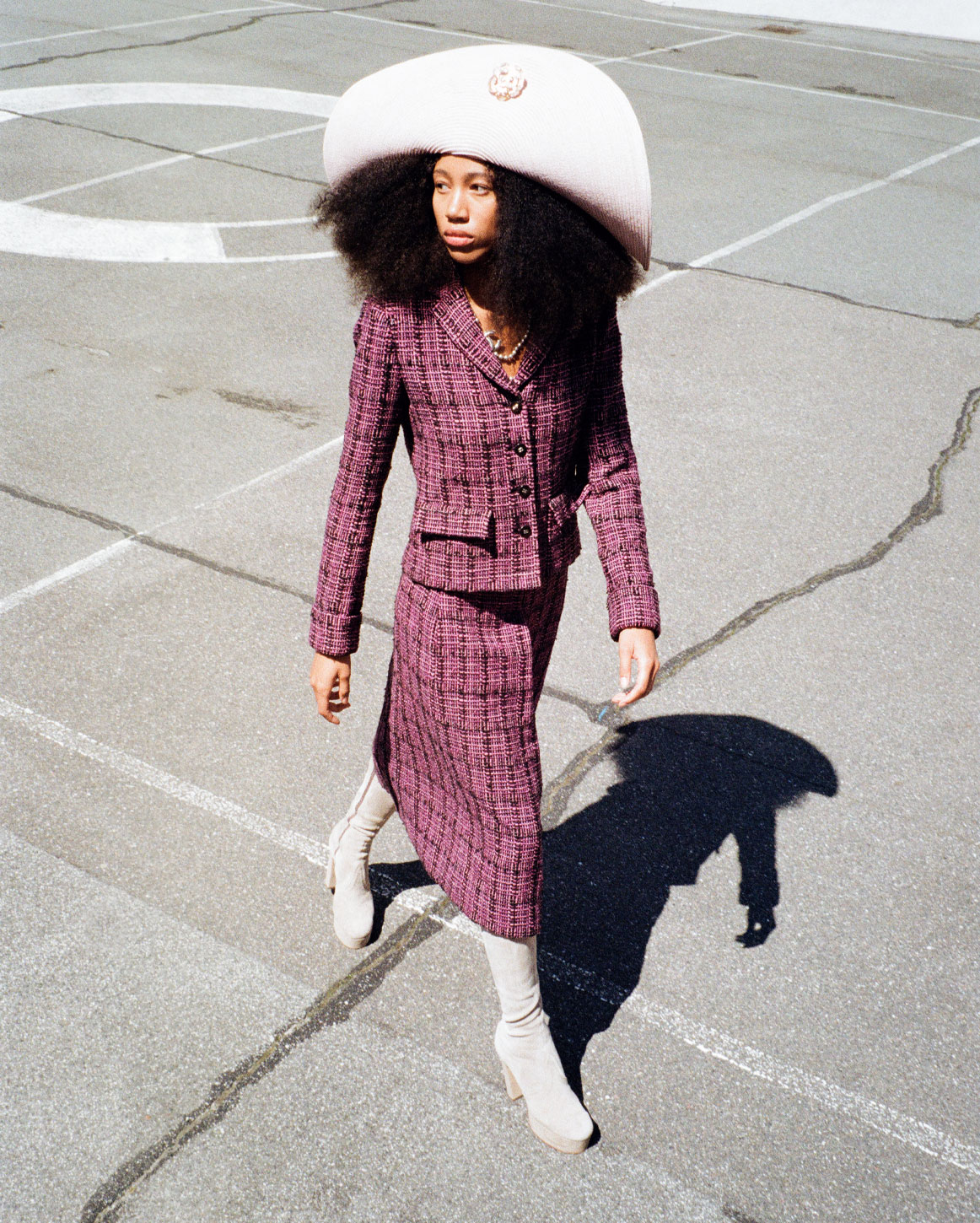 costume_aw24_woman_in_pink